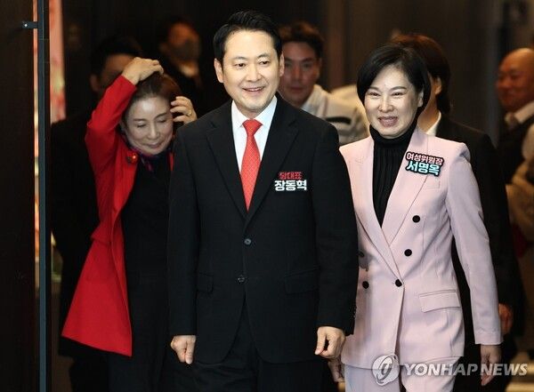 국민의힘&nbsp;장동혁&nbsp;대표가 10일 서울 켄싱턴 호텔 여의도에서 열린 중앙여성위원회 발대식 및 1차 전체회의에 참석하고 있다. [사진=연합뉴스]