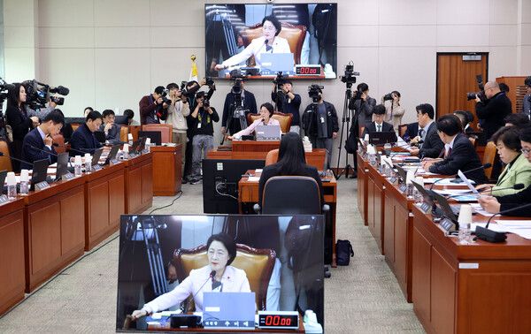 10일 국회에서 열린 법제사법위원회 전체회의에서 추미애 위원장이 의사봉을 두드리고 있다. [사진=연합뉴스]