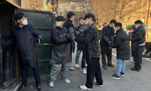 연탄 나눔 봉사에 나선 대한해운 임직원.사진=SM그룹