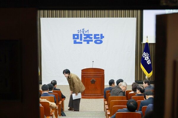 &nbsp;더불어민주당 정청래 대표 등 의원들이 8일 국회에서 열린 비공개 의원총회에 참석해 시작을 기다리고 있다. [사진=연합뉴스]