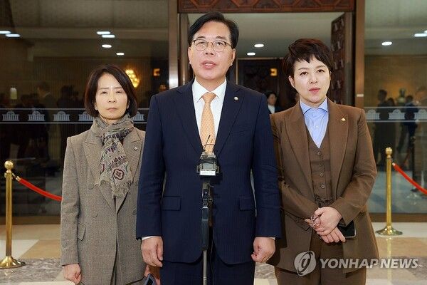 국민의힘 송언석 원내대표가 9일 국회에서 나경원 의원의 무제한 토론 도중&nbsp;본회의가 정회된 것과 관련해 입장을 발표하고 있다. [사진=연합뉴스]