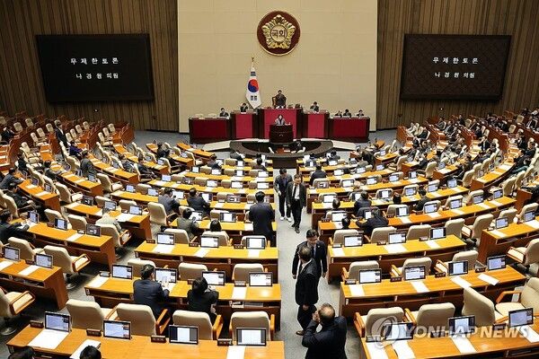 = 9일 국회&nbsp;본회의에서 국민의힘 나경원 의원이 '가맹사업거래의 공정화에 관한 법률 일부개정법률안'에 대해 무제한 토론하는 가운데 민주당 의원들의 자리가 비어있다. [사진=연합뉴스]