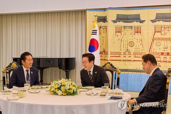 이재명 대통령이 9일 서울 한남동 관저에서 더불어민주당 정청래 대표, 김병기 원내대표와 만찬을 하고 있다 [사진=연합뉴스]