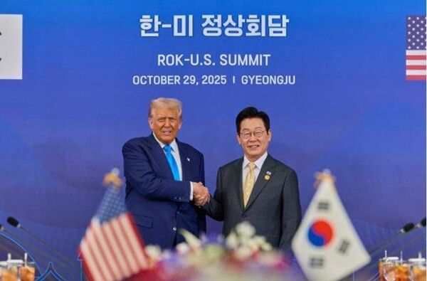 이재명 대통령이 29일 경북 경주국립박물관에서 열린 한미 정상회담 확대오찬회담에 도널드 트럼프 미국 대통령과 악수를 하고 있다. [사진=대통령실 제공]