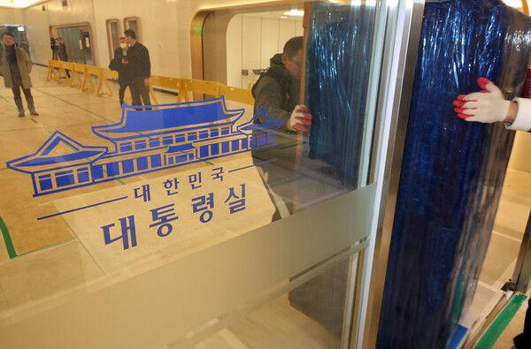 &nbsp;9일&nbsp;용산&nbsp;대통령실에서 이사업체 관계자들이 청와대로 가는 업무시설을 옮기고 있다.&nbsp;대통령실은 이번 달 말까지 청와대 이주를 마칠 예정이다. [사진=연합뉴스]