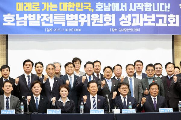 10일 오전 광주 서구 김대중컨벤션센터에서 열린 더에 앞서&nbsp;정청래&nbsp;대표 등 참석자들이 기념사진을 찍고 있다. [사진=연합뉴스]