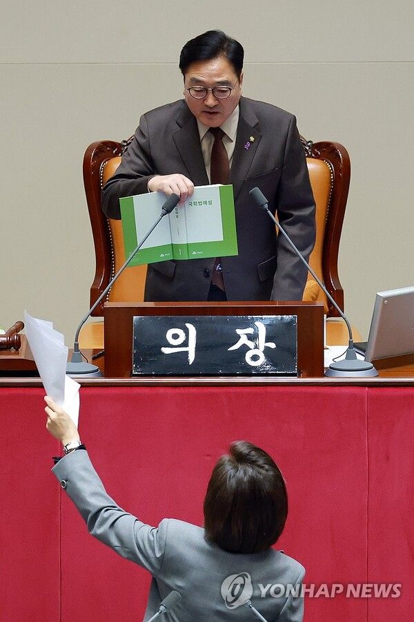 9일 국회&nbsp;본회의에서 국민의힘 나경원 의원이 가맹사업거래의 공정화에 관한 법률 일부개정법률안에 대해 무제한 토론을 하는 도중 우원식 국회의장이 의제와 관련 없는 토론을 한다며 마이크를 꺼버리자 나 의원이 항의하고 있다. [사진=연합뉴스]