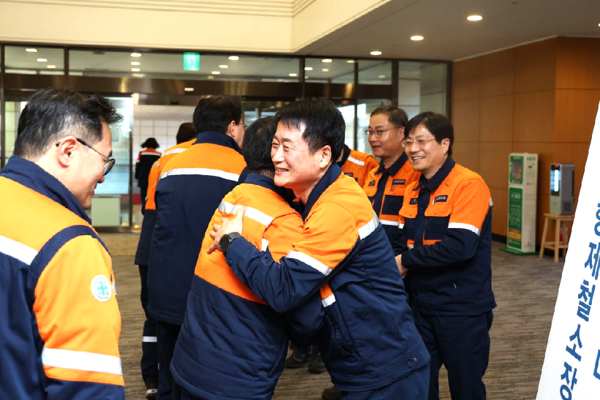 박남식 제26대 포항제철소장이 취임식에서 임직원들과 인사를 나누고 있다. / 사진=포스코