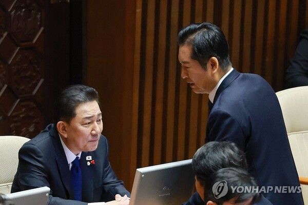 9일 국회&nbsp;본회의에서 더불어민주당 정청래 대표와 김병기 원내대표가 대화하고 있다. [사진=연합뉴스]