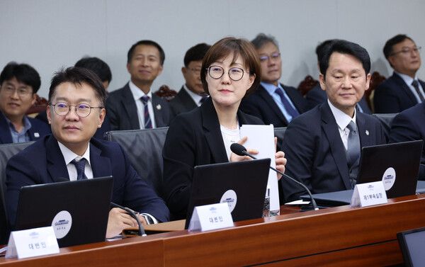 김현지&nbsp;제1부속실장 등이 용산 대통령실에서 열린 수석보좌관회의에서 이재명 대통령의 발언을 듣고 있다.&nbsp;왼쪽부터&nbsp;김남준&nbsp;대변인, 김 부속실장, 권혁기 의전비서관. [사진=연합뉴스]