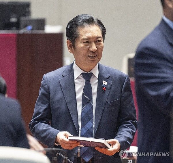 더불어민주당 정청래 대표가 9일&nbsp;본회의에 앞서 비공개로 열린 민주당 의원총회에 입장해 의원들과 대화하고 있다. [사진=연합뉴스]