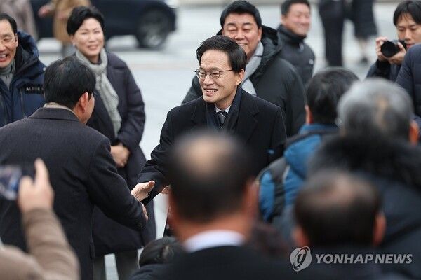 더불어민주당 박주민 의원이 11일 서울 종로구 광화문광장에서 서울시장 출마 선언을 하기 위해 단상으로 이동하며 지지자들과 인사를 나누고 있다.