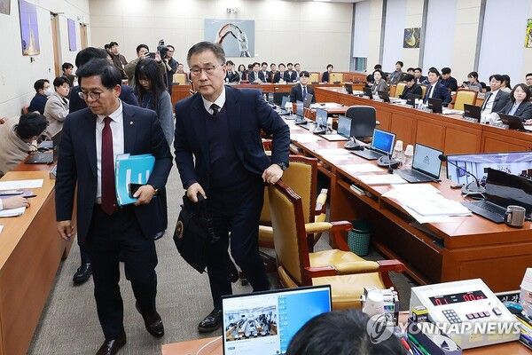 10일 국회에서 열린 과학기술정보방송통신위원회 전체회의에서 최형두 간사를 비롯한 국민의힘 의원들이 퇴장하고 있다. [사진=연합뉴스]