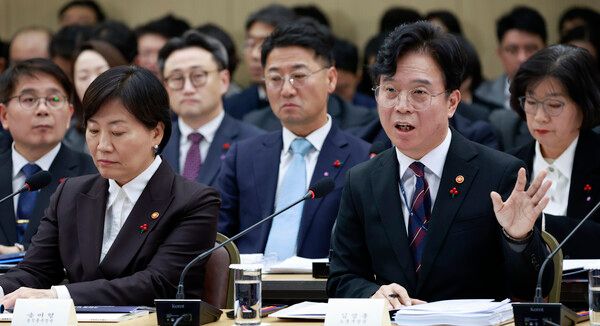 김영훈 노동부 장관이 11일 세종시 정부세종컨벤션센터에서 열린 농림축산식품부(농촌진흥청·산림청)-고용노동부 업무보고에서 부처 업무보고를 하고 있다.&nbsp;왼쪽은 송미령 농림축산식품부 장관. [사진=연합뉴스]