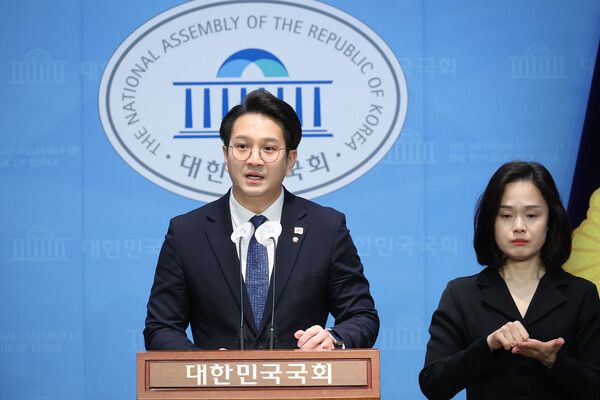 전용기 더불어민주당 의원은 11일 라디오에 출연해 통일교 금품 수수 의혹을 받고 있는 전재수 해양수산부 장관이 사의를 표명한 것과 관련해 
