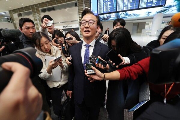 전재수 해양수산부 장관이 11일 '유엔해양총회'를 마치고 인천공항에 귀국하고 있다. [사진=연합뉴스]