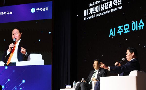 12월 5일 서울 중구 대한상공회의소에서 열린 한국은행, 대한상공회의소 공동주최 'AI 기반의 성장과 혁신' 세미나에서 최태원 대한상공회의소 회장(오른쪽)과 이창용 한국은행 총재가 특별대담을 하고 있다. [사진=연합뉴스]