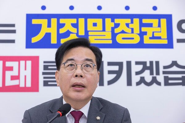 국민의힘&nbsp;송언석&nbsp;원내대표가 12일 국회에서 열린 기자간담회에서 통일교 금품수수 의혹 철저 진상규명에 대해 발언하고 있다. [사진=연합뉴스]