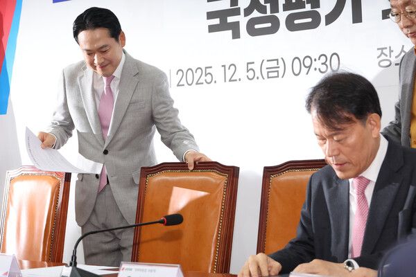 원조 친윤으로 불렸던 국민의힘 3선 중진인&nbsp;윤한홍&nbsp;의원이 5일 서울 여의도 국회에서 열린 '혼용무도(昏庸無道) 이재명 정권 6개월 국정평가 회의'에서 굳은 표정으로 앉아 있다.[사진=연합뉴스]