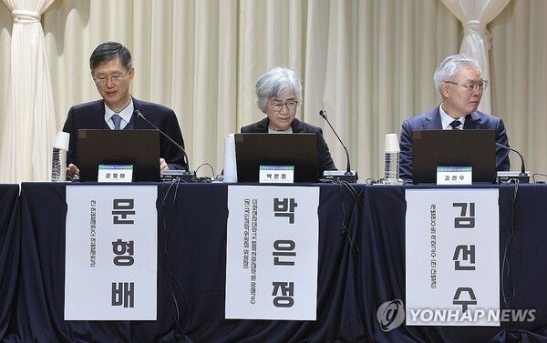 서울 서초구 서울법원종합청사에서 문형배 전 헌법재판소 헌법재판관(맨왼쪽)이 참석한 가운데 국민을 위한 사법제도 개편 공청회가 열리고 있다 [사진=연합뉴스]