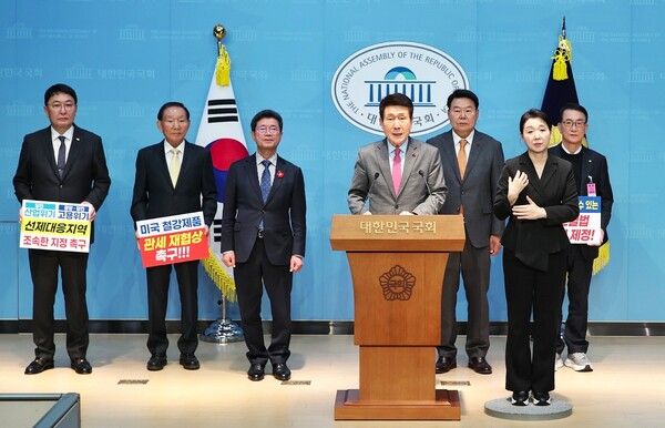 포항시가 12일 국회 소통관에서 철강도시 광양·당진과 심화되는 철강산업 위기 속에서 정부와 국회에 범정부 차원의 대책 마련을 촉구하고 나섰다. /&nbsp; 사진=포항시