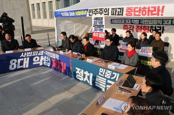 국민의힘&nbsp;장동혁&nbsp;대표가 15일 국회 본청 앞 더불어민주당의 쟁점 법안 추진을 저지하기 위한 천막 농성장에서 열린 최고위원회의에서 발언하고 있다. [사진=연합뉴스]