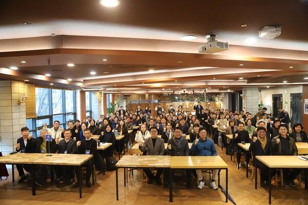 지난 14일 더불어민주당 인천시당이 개최한 '2026 지방선거 출마 예정자 교육 인천민주아카데미'에서 고남석 시당위원장 (맨 앞줄 오른쪽 두 번째)과 정치인, 출마예정자들이 포즈를 취하고 기념촬영을 하고 있다. [사진=고남석 인천시당위원장 SNS]