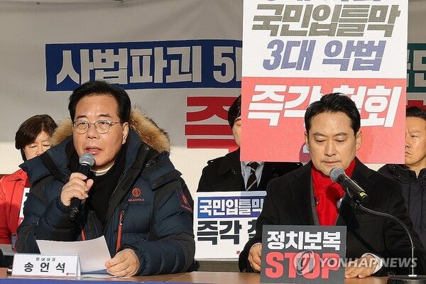 국민의힘&nbsp;송언석&nbsp;원내대표가 15일 서울 여의도 국회 본청 앞 더불어민주당의 쟁점 법안 추진을 저지하기 위한 천막 농성장에서 열린 최고위원회의에서 발언하고 있다. 오른쪽 장동혁 대표. [사진=연합뉴스]