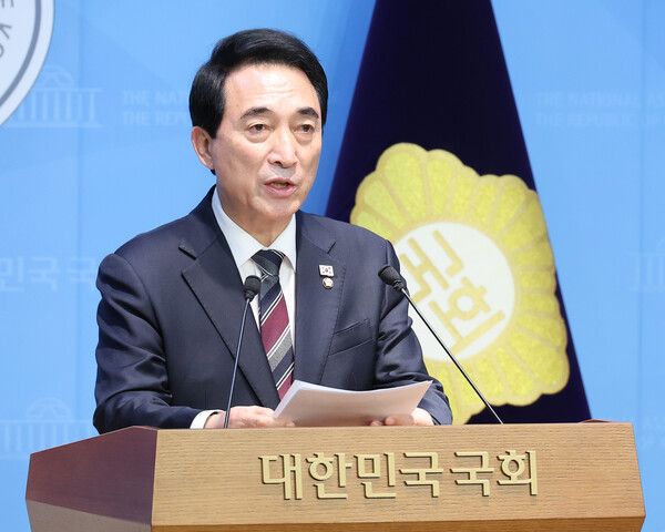 더불어민주당&nbsp;박수현&nbsp;수석대변인이 20일 서울 여의도 국회 소통관에서 국민의힘 나경원 의원 등에 대한 '국회 패스트트랙 충돌' 1심 선고와 관련 브리핑을 하고 있다. [사진=연합뉴스]