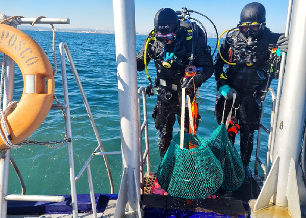 포스코 클린오션 봉사단이 포항 청하면 바닷가에서 환경정화 활동을 하고 있다. / 사진=포스코