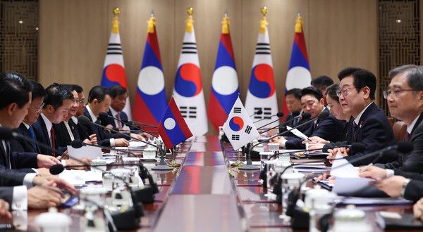 이재명 대통령과 통룬 시술릿&nbsp;라오스&nbsp;국가주석이 15일 용산 대통령실에서 정상회담을 하고 있다. [사진=연합뉴스]