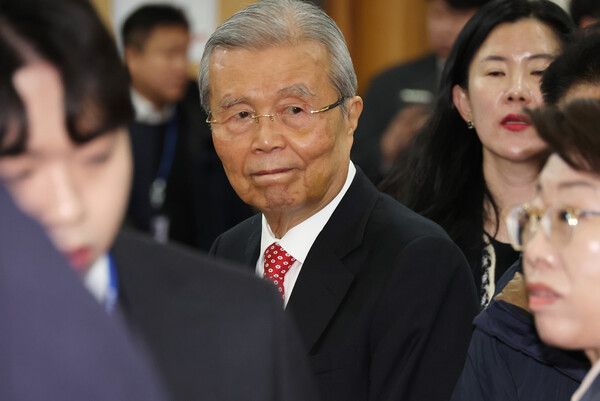 김종인 전 국민의힘 비상대책위원장은 15일 라디오에 출연해 지지층 결집을 위해 강경 행보를 보이고 있는 장동혁 국민의힘 대표에 대해 