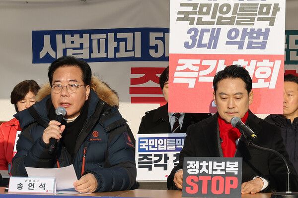 국민의힘 송언석 원내대표가 15일 서울 여의도 국회 본청 앞 더불어민주당의 쟁점 법안 추진을 저지하기 위한 천막 농성장에서 열린 최고위원회의에서 발언하고 있다. 오른쪽&nbsp;장동혁&nbsp;대표. [사진=연합뉴스]