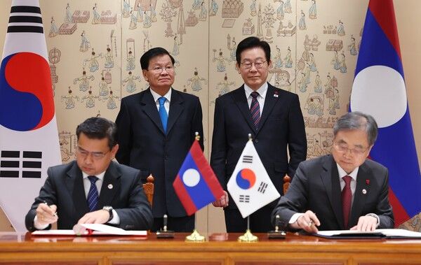 조현 외교부 장관과 싸이싸나 콧푸톤&nbsp;라오스&nbsp;검찰총장이 15일 용산 대통령실에서 이재명 대통령과 통룬 시술릿&nbsp;라오스&nbsp;국가주석이 임석한 가운데 형사사법공조 조약 체결식을 하고 있다. [사진=연합뉴스]