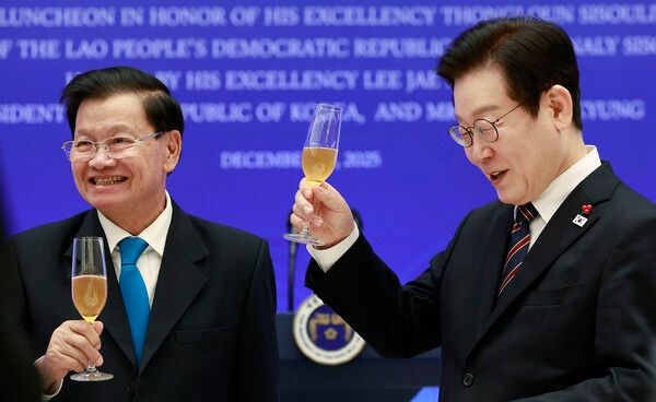 이재명 대통령이 15일 용산 대통령실에서 열린 에서 통룬 시술릿&nbsp;라오스&nbsp;국가주석과 건배하고 있다. [사진=연합뉴스]