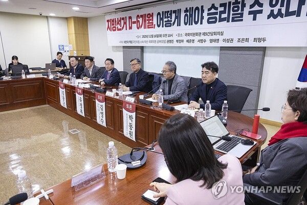 국민의힘 재선의원 공부 모임인 '대안과 책임'이 16일 국회의원회관에서 개최한 '지방선거 D-6개월 어떻게 해야 승리할 수 있나?' 토론회에서 사회를 맡은&nbsp;이성권&nbsp;의원이 발언하고 있다. [사진=연합뉴스]