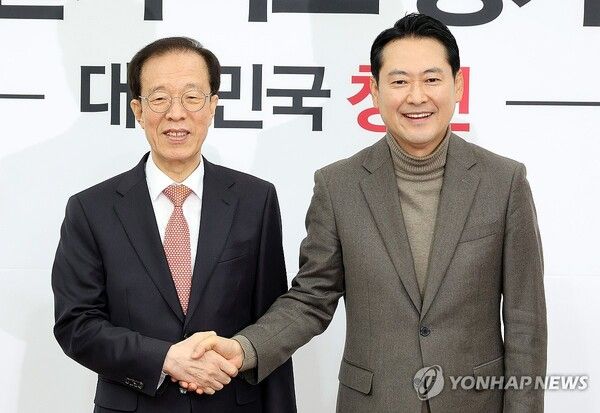 국민의힘 장동혁 대표(오른쪽)가 16일 국회에서 이석연 국민통합위원장 접견하며 악수하고 있다 [사진=연합뉴스]