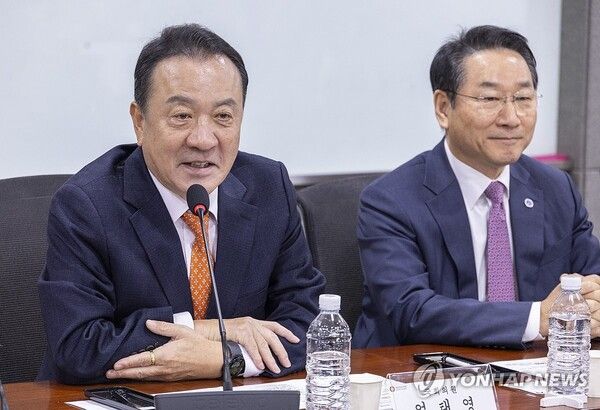 국민의힘 재선의원 공부 모임인 '대안과 책임'이 16일 국회의원회관에서 개최한 '지방선거 D-6개월 어떻게 해야 승리할 수 있나?' 토론회에서 엄태영 의원(왼쪽)이 재선 의원을 대표해 인사말을 하고 있다. [사진=연합뉴스]