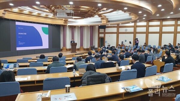 16일 국회의원회관에서 열린 '경제는민주당' 세미나에서 정철 한국경제연구원장이 저성장 늪에 빠진 한국 경제에 근본적인 생산성 혁신이 필요하다고 강조했다. 사진=권은주 기자&nbsp;