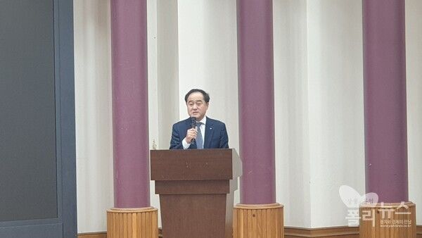 16일 국회의원회관에서 열린 '경제는민주당' 세미나에서 정철 한국경제연구원장이 저성장 늪에 빠진 한국 경제에 근본적인 생산성 혁신이 필요하다고 강조했다. 사진=권은주 기자&nbsp;