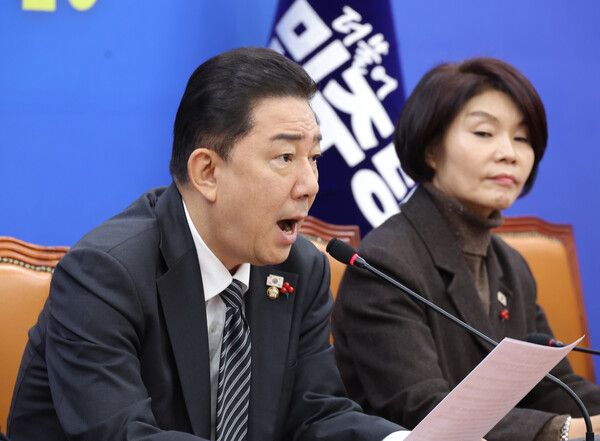 더불어민주당 김병기 원내대표가 16일 서울 여의도 국회에서 열린 원내대책회의에서 발언하고 있다. [사진=연합뉴스]
