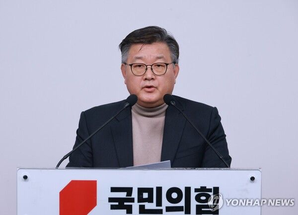 국민의힘 이호선&nbsp;당무감사위원장이 16일 서울 여의도 국민의힘 중앙당사에서 김종혁 전 최고위원에 대한 당원권 정지 2년 권고 결정과 관련해 설명하고 있다. [사진=연합뉴스]