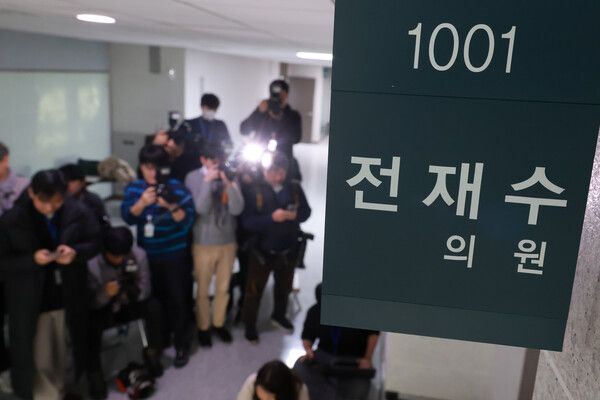 경찰이 정치권 인사들의&nbsp;통일교&nbsp;금품 수수 의혹과 관련해 첫 강제수사에 착수한 15일 국회의원회관 내 전재수 전 해양수산부 장관 사무실 앞에 취재진이 대기하고 있다. [사진=연합뉴스]