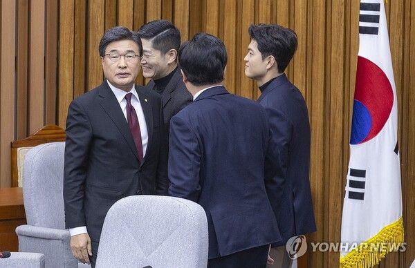 국민의힘&nbsp;초선의원 모임 대표인&nbsp;김대식&nbsp;의원(왼쪽)을 비롯한 의원들이 16일 국회에서 차기 대표 선출을 위한 초선 의원 모임에서 만나 인사하고 있다. [사진=연합뉴스]