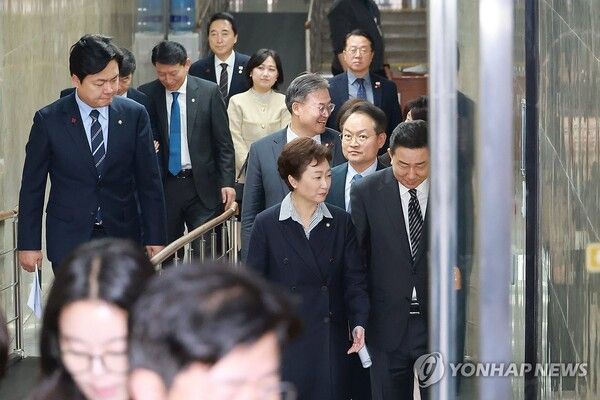 더불어민주당 김병기 원내대표 등 의원들이 16일 국회에서 열린 의원총회를 마치고 회의장에서 나오고 있다.