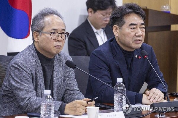 국민의힘 재선의원 공부 모임인 '대안과 책임'이 16일 국회의원회관에서 개최한 '지방선거 D-6개월 어떻게 해야 승리할 수 있나?' 토론회에서 사회를 맡은&nbsp;이성권&nbsp;의원(오른쪽)이 발언하고 있다. [사진=연합뉴스]