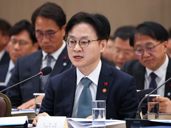 김정관 산업통상자원부 장관이 17일 정부세종컨벤션센터에서 이재명 대통령에게 업무보고를 하고 있다. [사진=연합뉴스]