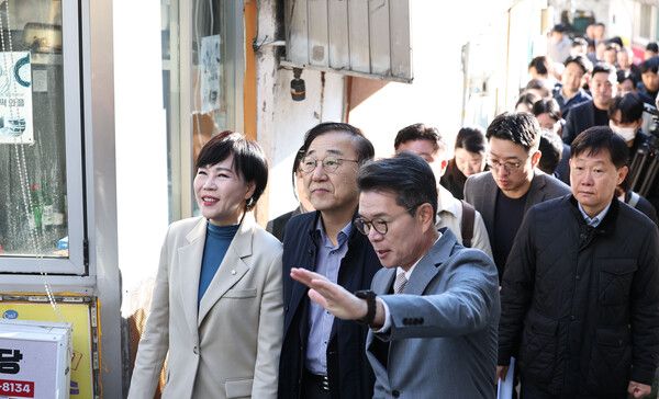 &nbsp;김윤덕 국토교통부 장관(가운데)이 지난 10월 28일 서울 성동구 성수1구역 주택재건축정비사업 현장을 방문해&nbsp;정원오&nbsp;성동구청장의 설명을 들으며 정비사업구역을 둘러보고 있다. 왼쪽은 더불어민주당 전현희 의원. [사진=연합뉴스]