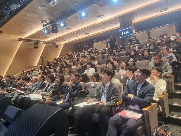 17일 오후 서울 마포구 구름아래소극장에서 국민통합위원회 주최로 '2025 세대․젠더 국민통합 컨퍼런스'가 열렸다. [사진=김민주 기자]