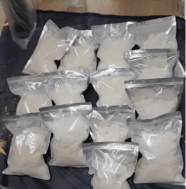 백해룡 경정이 17일 공개한 2023년 적발된 말레이시아 국적 마약 밀수범의 주거지 압수수색 현장 영상 캡처. [사진=백해룡 경정 제공]